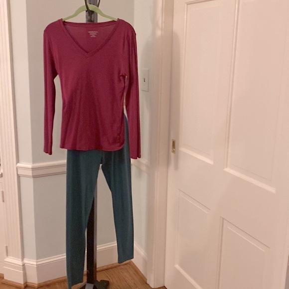 Raspberry Pink V Neck Medium Basic Top. EUC - Picture 4 of 7